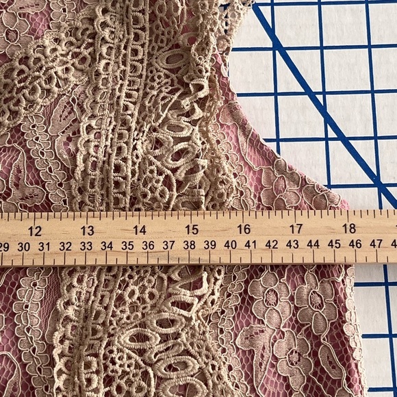 ERI + ALI SYDNEY LACE TOP SZ SMALL DK CREAM LACE PINK UNDERLAY ROMANTIC COTTAGE - Picture 7 of 9